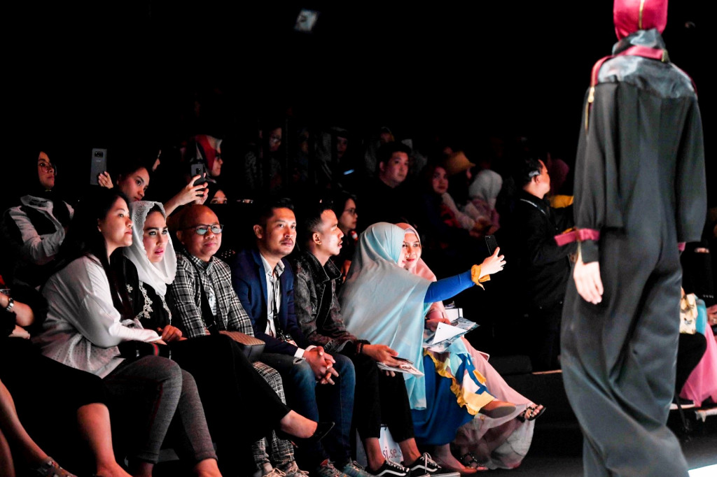 DI antara penonton VIP, ada Kahiyang Ayu -putri Presiden Joko Widodo.