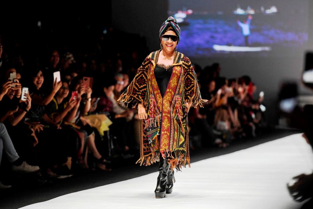 Bukan sekali ini Menteri Susi tampil di atas catwalk sebagai peragawati.