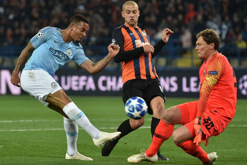 Manchester City hampir membuka keunggulan pada menit 28 ketika David Silva melepaskan tendangan pada sentuhan pertamanya namun bola membentur tiang gawang dan sambaran Gabriel Jesus atas bola muntah masih melenceng dari sasaran.