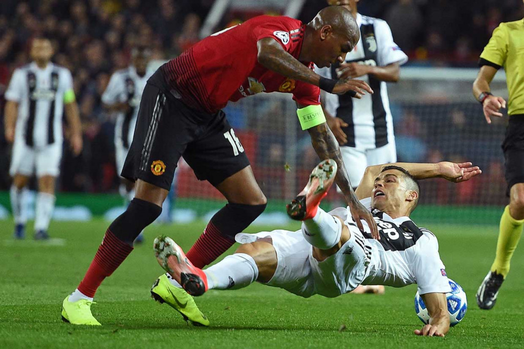 Aksi berbahaya CR7 kerap dihentikan oleh para pemain MU.