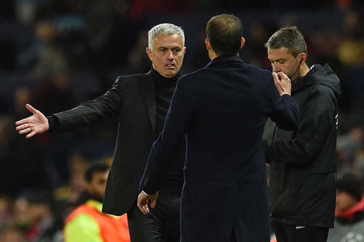 Skor 0-1 bertahan hingga laga usai. Pelatih MU Jose Mourinho memberi selamat kepada pelatih Juve Massimiliano Allegri.