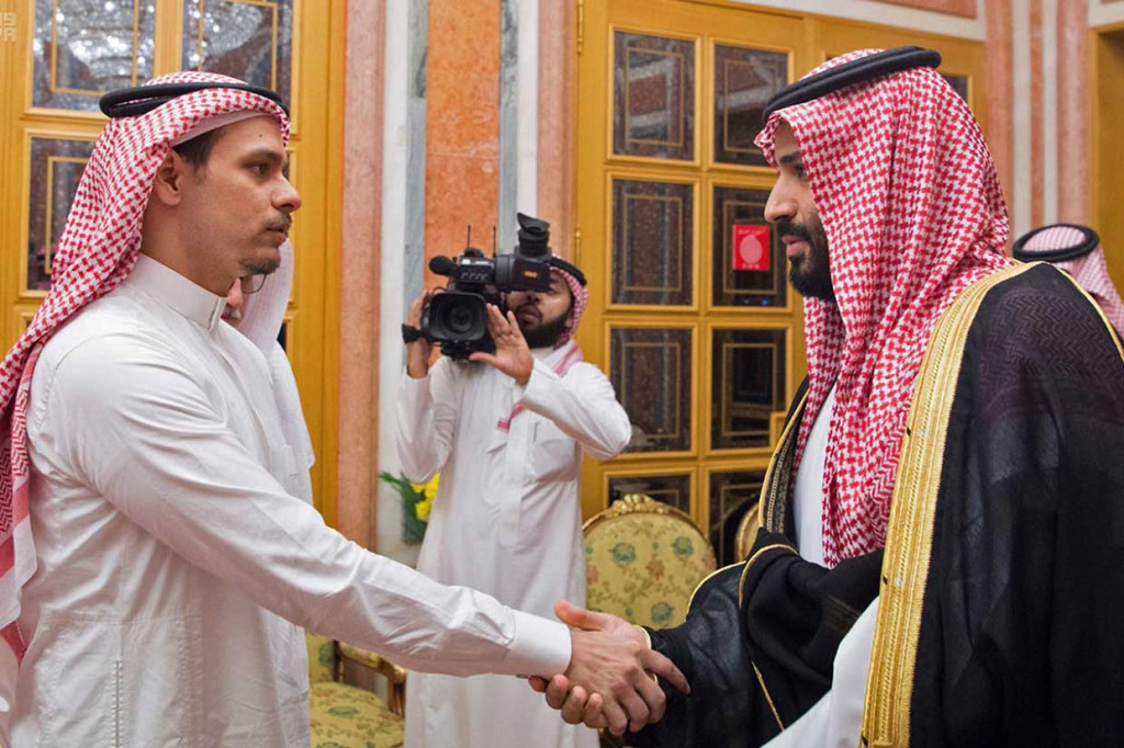 Raja Salman dan Pangeran Muhammad menyampaikan belasungkawa mereka kepada Salah dan Sahel atas meninggalnya ayah mereka Khashoggi.