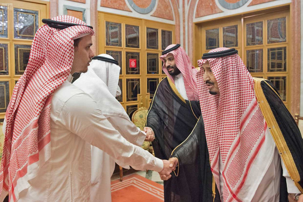 Raja Salman dan Putra Mahkota Mohammed bin Salman bertemu putra Jamal Khashoggi, Salah dan Sahel di Istana Kerajaan di Riyadh, Selasa, 23 Oktober 2018.