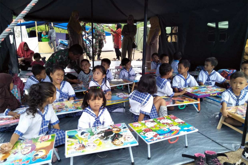 Anak-anak pengungsi gempa mengikuti lomba mewarnai yang diadakan oleh Batalyon Arhanud 16/Sula Buana Chakti (Yon Arhanud 16/SBC) yang tergabung dalam Satuan Tugas Penanggulangan Bencana Alam Divif 3/Kostrad (Satgas Gulben Divif 3/K), di camp pengungsian Kelurahan Kayumalue, Kecamatan Palu Utara, Kota Palu.