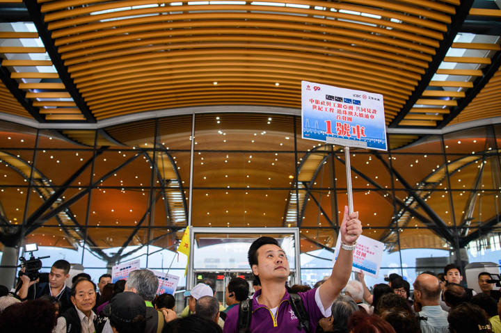 Sejumlah agen wisata mulai membuka paket tur melintasi jembatan.