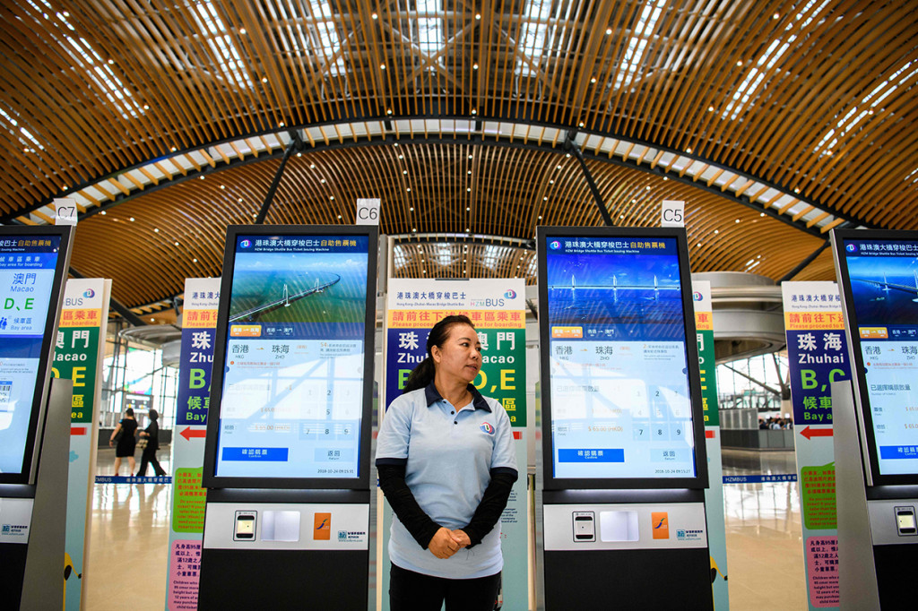 Sebelum melintasi jembatan, penumpang atau pengendara harus membeli tiket melalui mesin otomatis yang ada di pintu keberangkatan. Petugas bersiaga untuk melayani 24 jam.