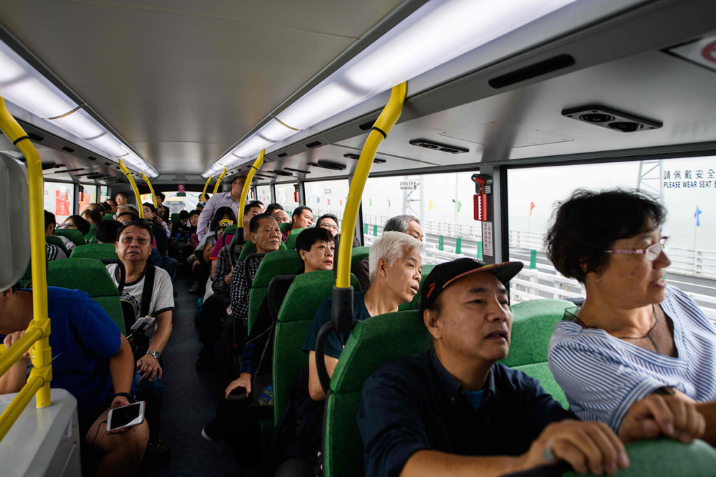 Penumpang yang memiliki tiket bersiap melakukan perjalanan menuju Macau melintasi jembatan terpanjang di dunia yang menghubungkan Hong Kong-Macau-Zhuhai di Tiongkok.