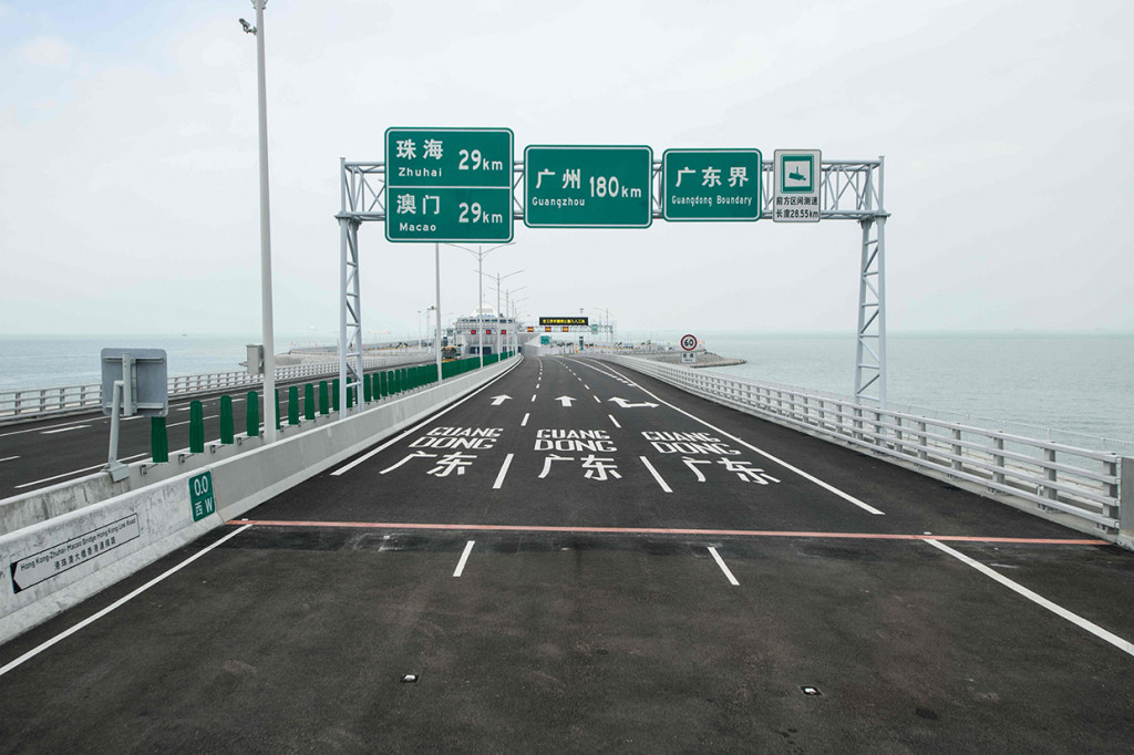 Garis merah di ujung jembatan menunjukkan batas antara Hong Kong dan Macau. atau sebagai penanda dari kedua wilayah. Selain itu juga terdapat rambu-rambu yang menunjukkan jarak menuju ke beberapa destinasi.
