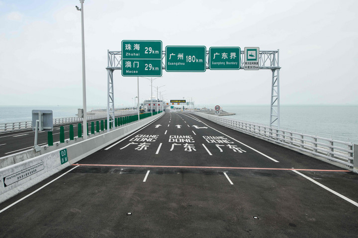 Garis merah di ujung jembatan menunjukkan batas antara Hong Kong dan Macau. atau sebagai penanda dari kedua wilayah. Selain itu juga terdapat rambu-rambu yang menunjukkan jarak menuju ke beberapa destinasi.
