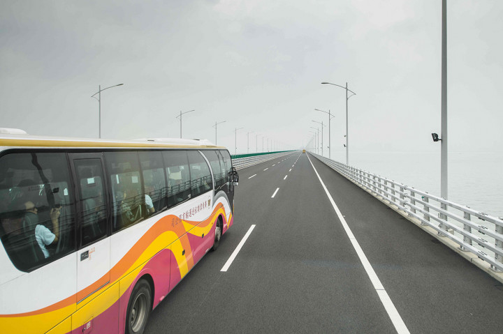 Bus wisata melaju menuju Hong Kong melewati jembatan Hong Kong-Macau-Zhuhai. Jembatan terpanjang di dunia yang menghubungkan Hong Kong-Macau dan Kota Zhuhai di daratan Tiongkok tersebut dibuka untuk umum setelah Presiden Tiongkok Xi Jinping meresmikannya pada 23 Oktober kemarin.