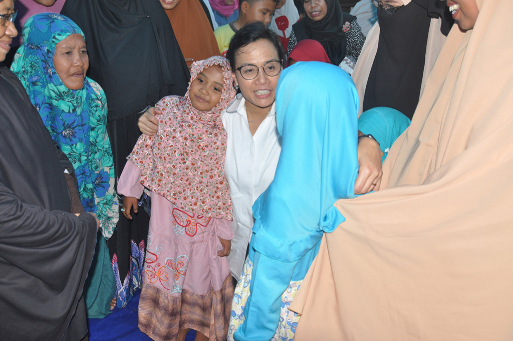 Menteri Keuangan, Sri Mulyani saat berkunjung ke posko pengungsian korban gempa dan tsunami di Palu, Sulawesi Tengah.