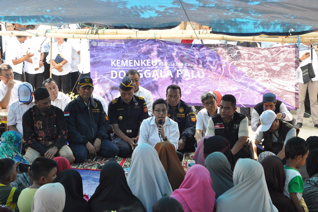 Selain itu, Sri Mulyani juga mengunjungi dan menyerahkan bantuan kepada pengungsi dilokasi pengungsian.