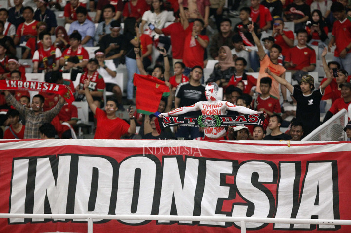 Suporter memberikan dukungan untuk timnas Indonesia U-19 ketika melawan Uni Emirat Arab dalam pertandingan kualifikasi Grup A AFC U-19 di Stadion Utama GBK, Senayan, Jakarta.