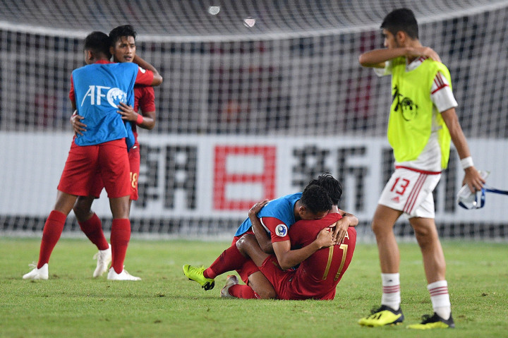 Sejumlah pemain Timnas Indonesia meluapkan kegembiraannya usai mengalahkan Timnas Uni Emirat Arab dalam penyisihan Grup A Piala Asia U-19 di Stadion Utama Gelora Bung Karno, Jakarta. 

