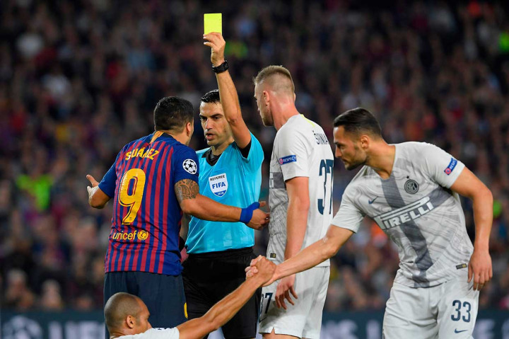 Luis Suarez diganjar kartu kuning karena melanggar pemain lawan.