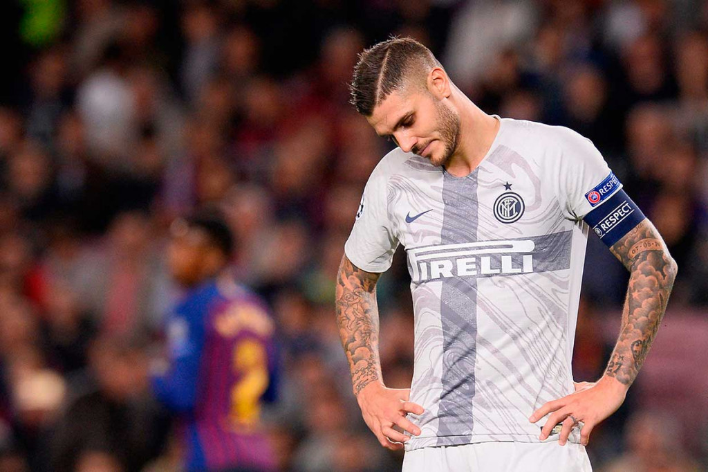 Kapten Inter Mauro Icardi tertunduk lesu setelah timnya kalah, sekaligus  laju tujuh kemenangan beruntun klub Italia itu di semua kompetisi harus terhenti di Camp Nou.