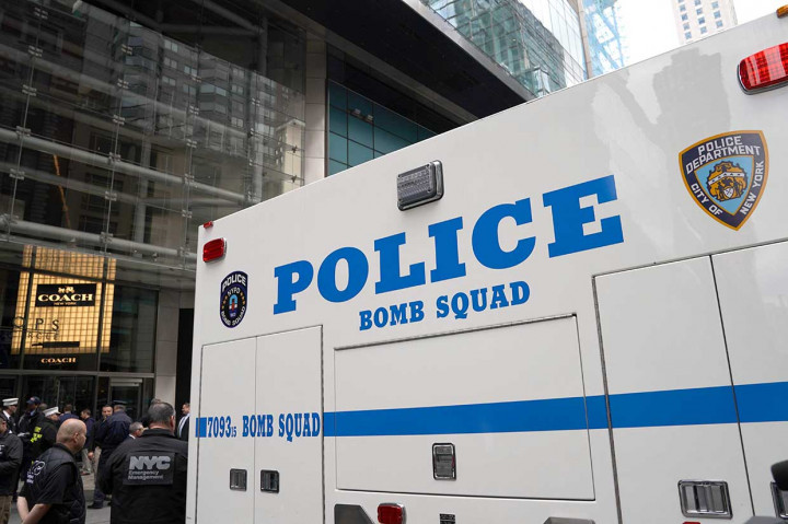 Paket bom pipa juga ditemukan di kantor media CNN di Gedung Time Warner Center, New York. Polisi kemudian mengosongkan gedung tersebut untuk melakukan penyelidikan.