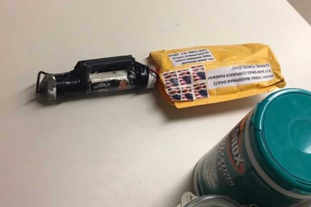 Gambar yang diperoleh dari CNN menunjukkan benda yang dicurigai sebagai bahan peledak yang diterima di biro CNN di New York City pada 24 Oktober 2018. Perangkat ini ditujukan untuk mantan Direktur CIA John Brennan. Sebelumnya, paket sejenis juga dikirim ke kediaman miliarder George Soros.