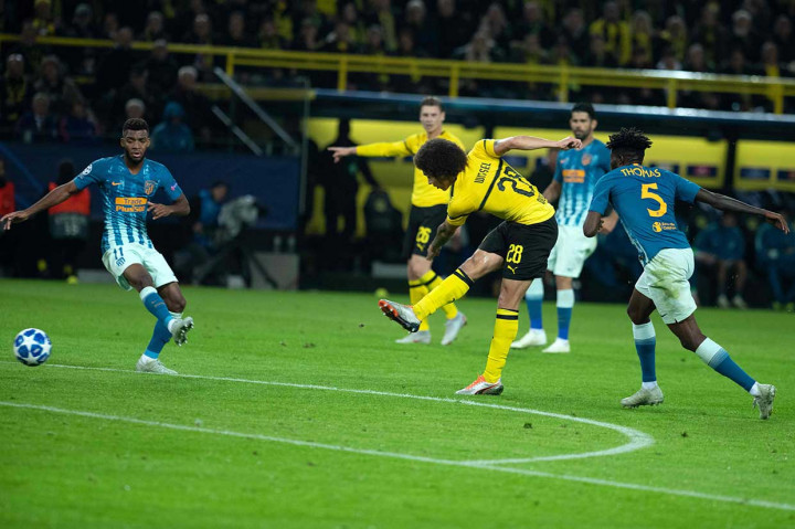 Dortmund yang belum terkalahkan di semua kompetisi musim ini membuka keunggulan lewat Axel Witsel pada menit ke-38 melalui sepakannya yang terdefleksi. 
