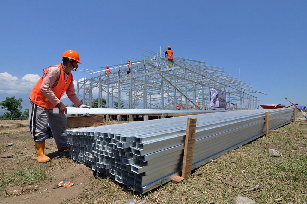 Sejumlah pekerja membangun hunian sementara (huntara) di Petobo, Palu, Sulawesi Tengah.