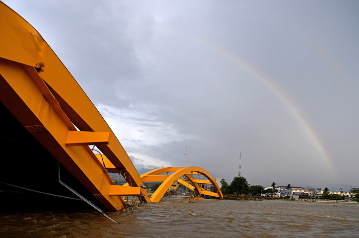 Sementara itu, jembatan kuning yang menjadi ikon Kota Palu, akan direkonstruksi dari tempat ambruknya agar tidak menghalangi arus sungai yang berada di bawahnya.