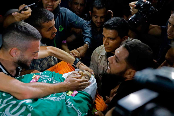 Warga Palestina memakamkan jenazah Muntazer Mohammed al-Baz di kamp pengungsi Nusseirat, Jalur Gaza, Rabu, 24 Oktober waktu setempat.