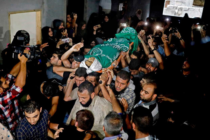 Muntazer Mohammed al-Baz, 17, tewas ditembak tentara Israel dalam bentrokan di perbatasan, di bagian timur Jalur Gaza, Kamp Pengungsi Palestina, Bureij, Selasa, 23 Oktober.