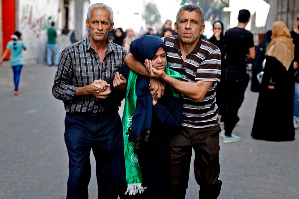Saudari al-Baz tidak dapat menahan kesedihan selama proses pemakaman almarhum. Dalam sebuah pernyataan sebelumnya, Kementerian Kesehatan mengumumkan bahwa al-Baz menderita luka serius di kepala.