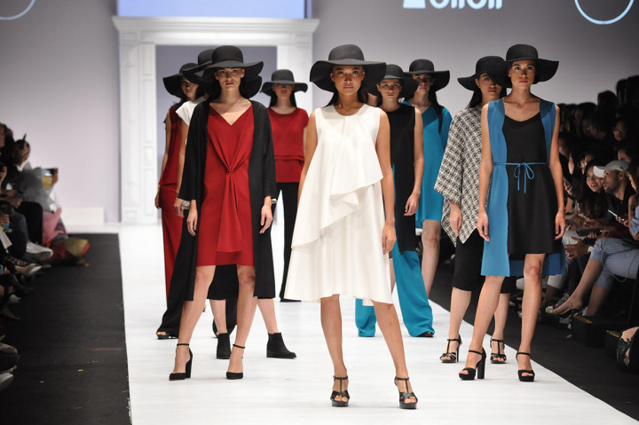 Potongan oversize dengan siluet berombak dan ber-layer, dipadukan dengan warna-warna bumi mendominasi koleksi Geovouge dari Clemence.