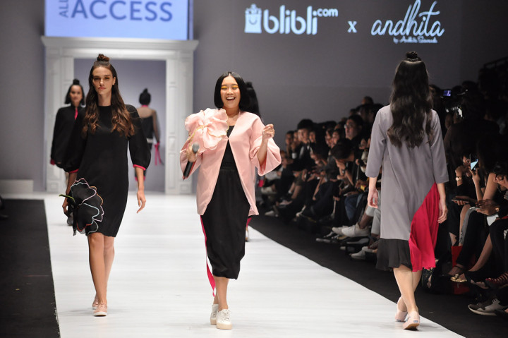 Solstice menjadi koleksi yang dipamerkan oleh Andhita by Andhita Siswandi.