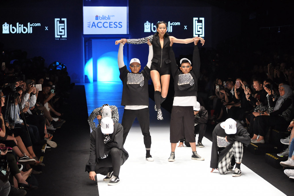 Tities Sapoetra tetap mempertahankan gaya busananya dengan print dan embroidery yang dipadukan dengan warna lebih gelap.
