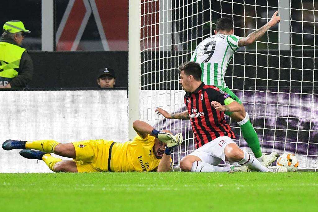 Betis yang mengendalikan permainan akhirnya membuka keunggulan pada menit 30 melalui gol Toni Sanabria menyelesaikan umpan matang Giovani Lo Celso. Betis unggul 1-0 atas Milan.