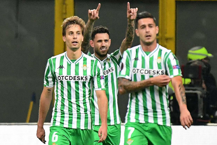 Sanabria melakukan selebrasi usai menjebol gawang Pepe Reina.