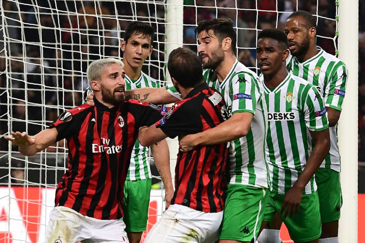Milan memiliki peluang menyamakan kedudukan di ujung babak pertama, ketika Gonzalo Higuain berusaha melewati kiper Pau Lopez di dalam kotak penalti, namun bola justru dihalau dengan jegalan dari Aissa Mandi yang sempat membuat sang penyerang Argentina berang meminta hadiah tendangan penalti, namun tak digubris wasit.