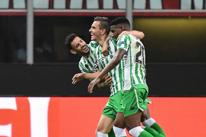 Lo Celso melakukan selebrasi usai menjebol gawang Pepe Reina.