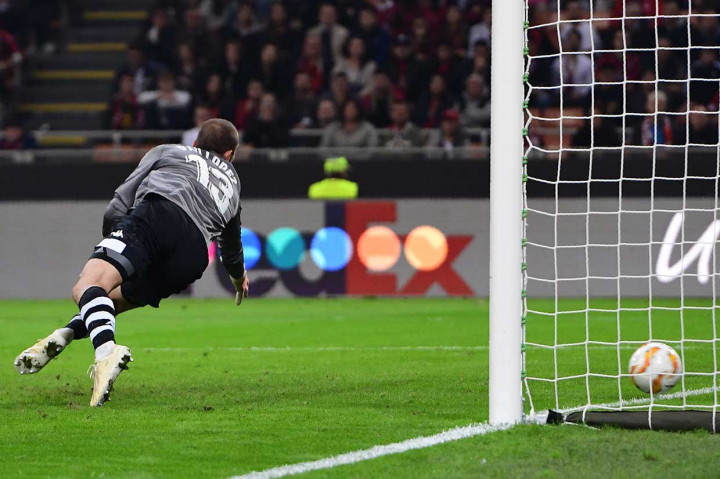 Tuan rumah akhirnya memecahkan kebuntuan lewat sontekan Patrick Cutrone pada menit 83 meneruskan umpan tarik Castillejo.