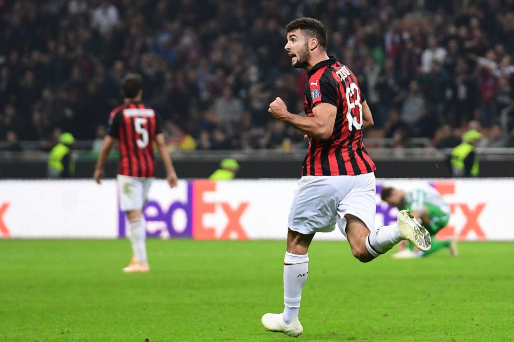 Cutrone melakukan selebrasi usai memperkecil ketertinggalan timnya menjadi 1-2.