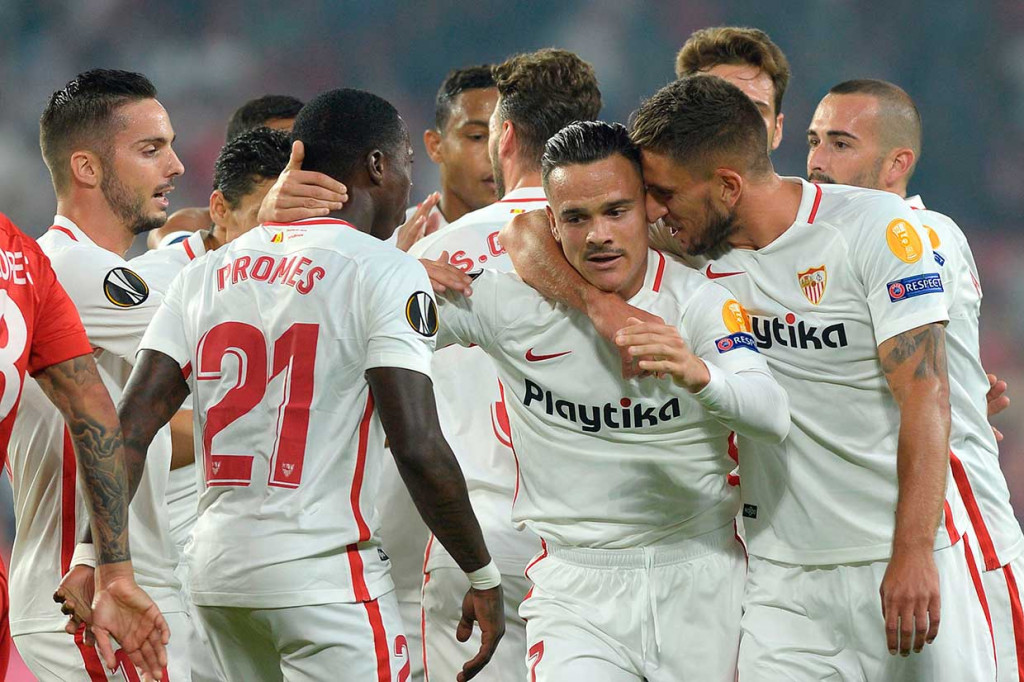 Klub Spanyol Sevilla membuka keunggulan saat pertandingan baru berjalan tujuh menit melalui gol yang dibukukan Roque Mesa menyelesaikan umpan Luis Muriel.