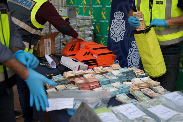 Berdasarkan hasil investigasi, 16 tersangka tersebut tergabung dalam jaringan narkoba Belanda yang beroperasi di Malaga, Spanyol. Mereka khusus menyelundupkan kokain ke Spanyol dan Belanda.