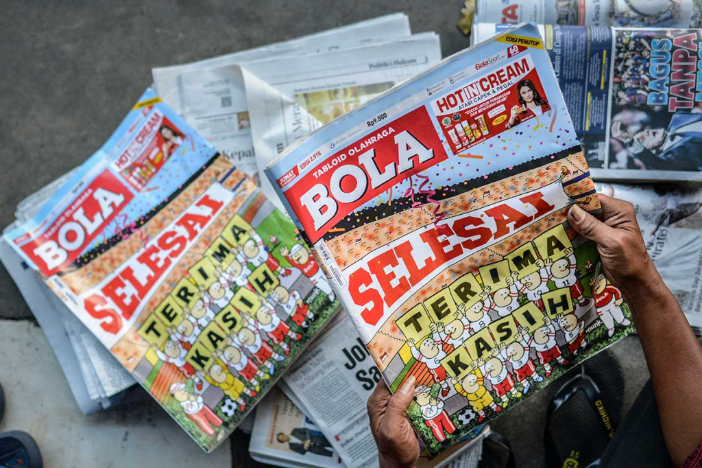 Tabloid Olahraga Bola pertama kali terbit mandiri pada 3 Maret 1984, dan mengucapkan salam peripsahan dengan edisi penutup yang berisi 60 halaman full color dengan harga Rp 9.500.
