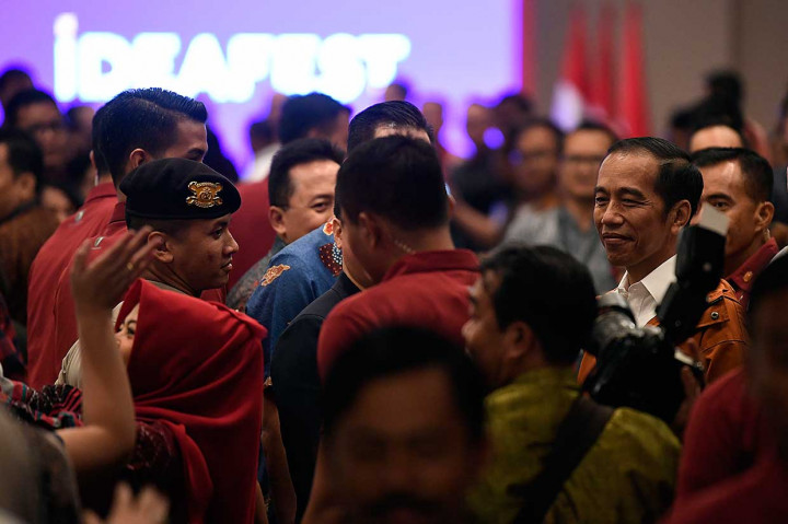 Jaket yang langsung dipakai sepanjang acara itu buatan AMW Rain Coat dari Bandung dan dibeli seharga Rp499 ribu di salah satu 'counter' pada pameran mulai digelar 26 hingga 27 Oktober 2018 tersebut.