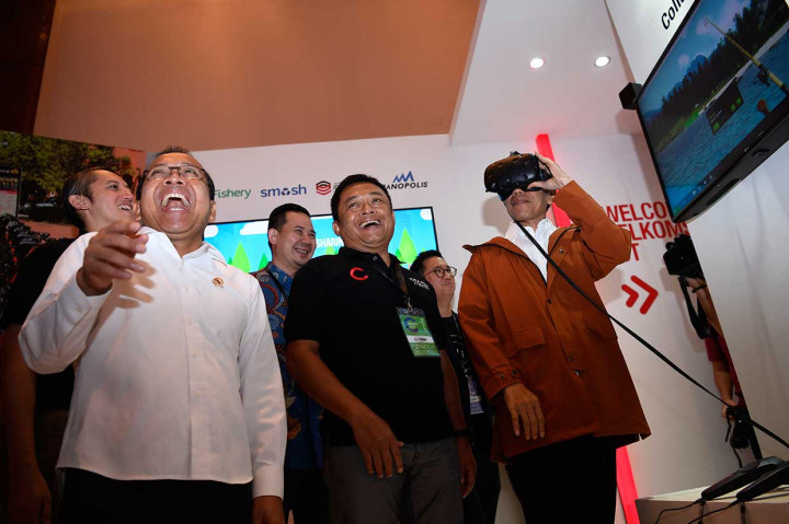 Saat ditanya kenapa membeli produk lokal, Presiden mengatakan bahwa beberapa produk yang dipakainya juga buatan lokal. 