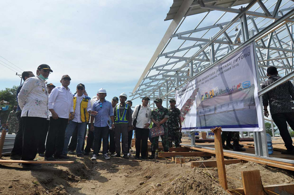 Menko Polhukam Wiranto (kedua kiri) meninjau pembangunan hunian sementara (huntara) jelang berakhirnya masa tanggap darurat bencana gempa bumi dan tsunami di Palu, Sulawesi Tengah, Jumat. Pemerintah akan menyiapkan huntara bagi para korban yang rumahnya terdampak gempa bumi dan tsunami dalam masa transisi setelah masa tanggap darurat selesai.