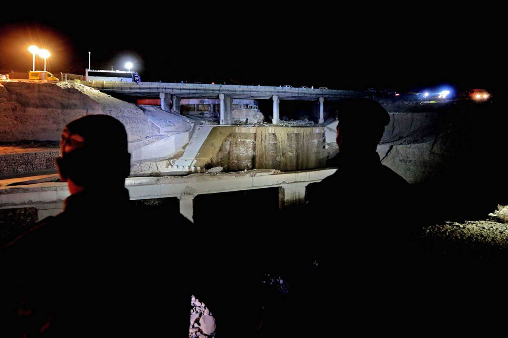 Sedikitnya 18 orang tewas, puluhan hilang dan 34 lainnya berhasil diselamatkan dalam peristiwa tersebut. 