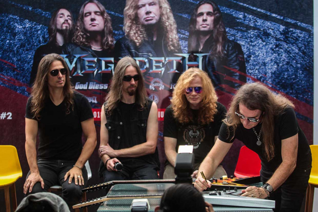 Personel grup band Megadeth Dave Mustaine (kedua kanan), Dirk Verbeuren (kedua kiri), Kiko Louleiro (kiri), dan David Ellefson menandatangani gitar yang akan dilelang untuk korban bencana Palu saat jumpa pers jelang acara JogjaROCKarta : International Musik Festival 2018 di Yogyakarta, Jumat (26/10/2018). Antara Foto/Andreas Fitri Atmoko
