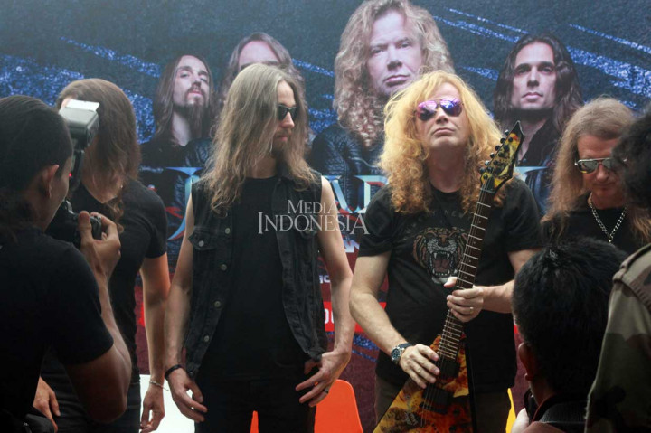 Megadeth akan melelang dua gitar yang sudah ditandatangani keempat personel Dave Mustaine (Vokal dan Gitar), David Ellefson (Bass), Kiko Loureiro (Gitar), dan Dirk Vebeuren (Drum), yang hasilnya akan disumbangkan untuk korban gempa Palu dan Donggala, Sulteng. MI/Furqon Ulya Himawan