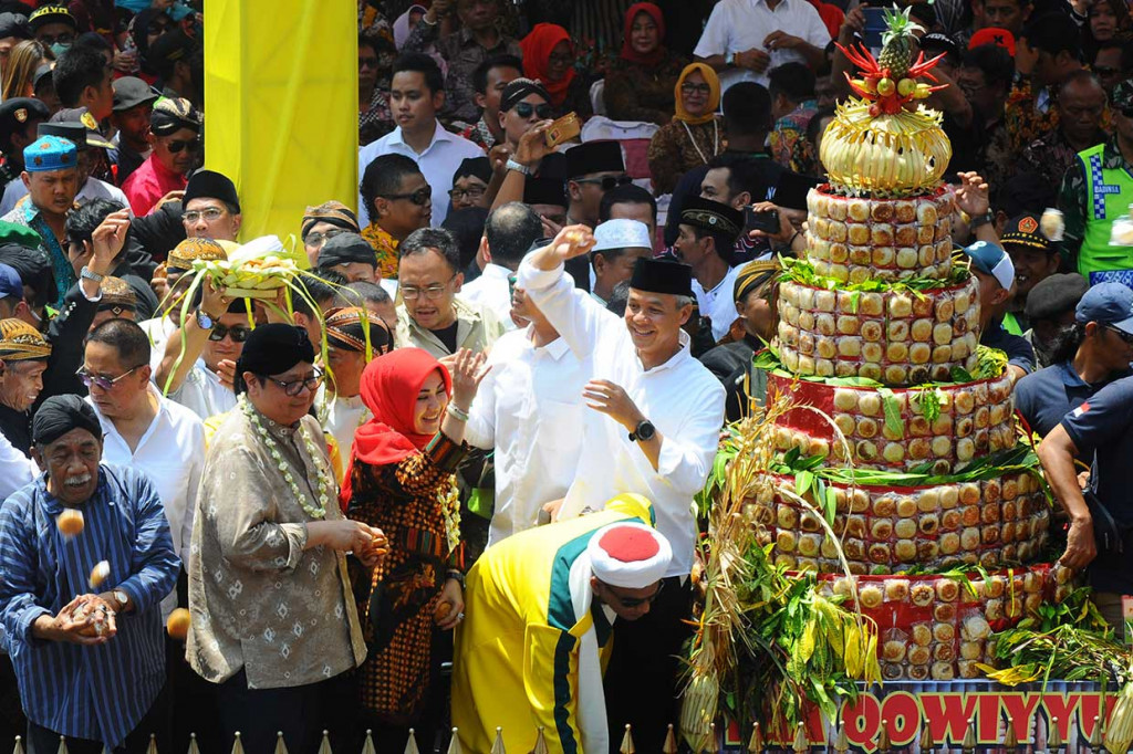 Acara sebar apem tersebut dihadiri Menperin Airlangga Hartarto, Gubernur Ganjar Pranowo, dan Bupati Klaten Sri Mulyani. Mereka juga ikut menyebarkan apem. Antara Foto/Aloysius Jarot Nugroho