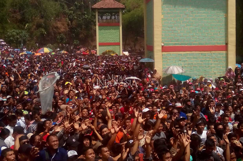 Ribuan warga berkumpul untuk memperebutkan apem yang disebar para tetua pada upacara perayaan Yaqowiyu di Lapangan Sendang Plaympeyan, Jatinom, Jumat, 26 Oktober 2018. MI/Djoko Sardjono