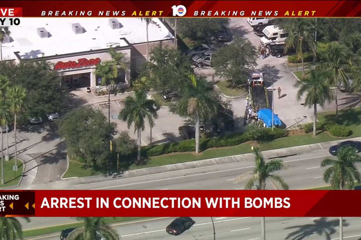 Cesar Sayoc dibawa ke kantor FBI di Florida setelah ditangkap oleh petugas kepolisian di mobil vannya di luar sebuah pusat perbelanjaan, Jumat, 26 Oktober waktu setempat. Departemen Kehakiman mengungkap DNA dan sidik jari Sayoc ditemukan di sejumlah paket berisi bom. Temuan ini membantu petugas setelah empat hari melakukan investigasi.