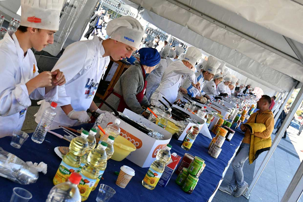 Ratusan koki terlibat dalam upaya pemecahan rekor baru dunia memasak panekuk terbanyak di Sarajevo, Bosnia, Jumat, 26 Oktober waktu setempat.